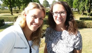 SPOX-Redakteurin Liane Killmann (r.) traf Angelique Kerber am Münchner Flughafen