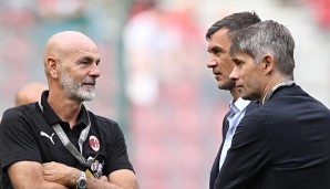 Milan-Trainer Stefano Pioli (links) berät sich mit Frederic Massara (rechts) und Paolo Maldini.