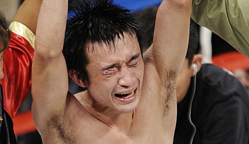 Toshiaki Nishioka jubelt über seinen Sieg gegen Genaro Garcia
