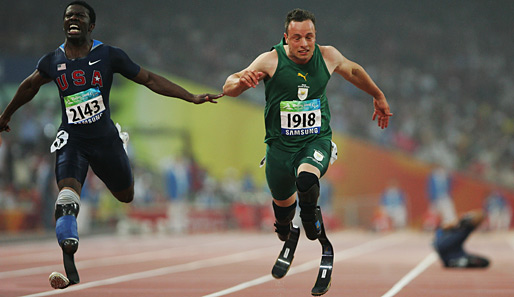 Oscar Pistorius (r.) gewann bei den Sommer-Paralympics 2008 die 100-, 200- und 400 Meter-Läufe