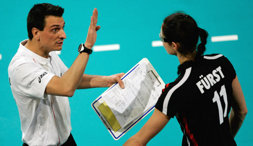 Volleyball-Bundestrainer Giovanni Guidetti gibt Christiane Fürst Anweisungen