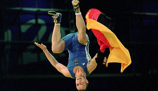 Alexander Leipold bei seinem Salto nach dem Gewinn der Goldmedaille 2000 in Sydney