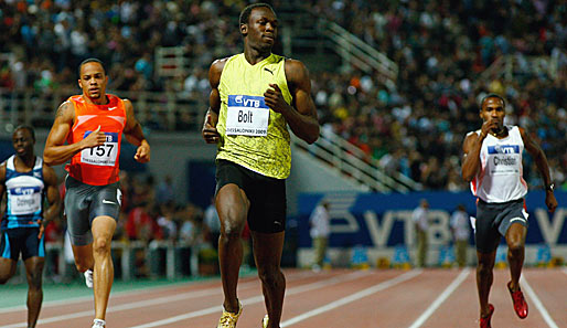 So kennt man Usain Bolt: Ein Blick zur Seite, keiner da und lässig austrudeln