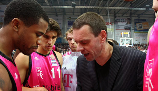 Michael Koch (M.) trainiert in der Liga die Telekom Baskets Bonn
