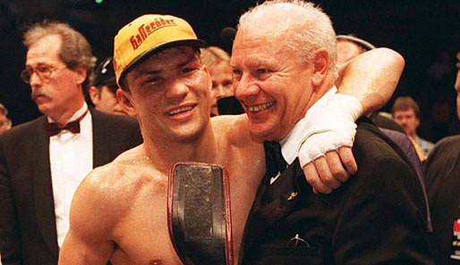 Dariusz Michalczewski (l.) und Klaus-Peter Kohl freuen sich 1997 über den Sieg gegen Virgil Hill