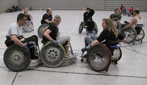 Beim Rollstuhl-Rugby wird gecheckt, was das Zeug hält - es kommt einem vor wie Autoscooterfahren