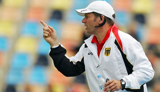 Bundestrainer Michael Behrmann dirigiert seine Mannschaft vom Feldrand aus