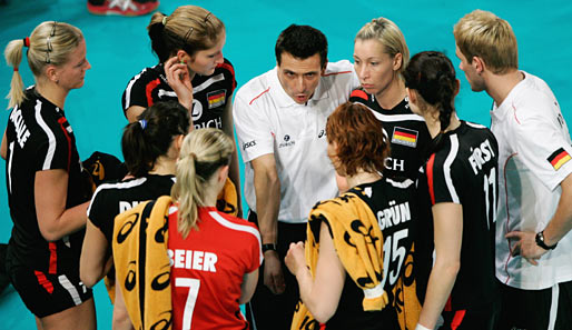 Giovanni Guidetti (M.) ist seit April 2006 Trainer der Frauen-Nationalmannschaft