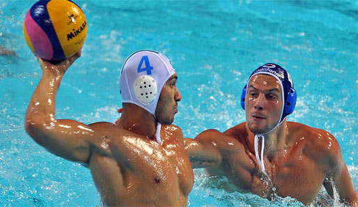 Italien (l. Pietro Figliolik) bezwang Rekordtitelträger Ungarn mit 10:8