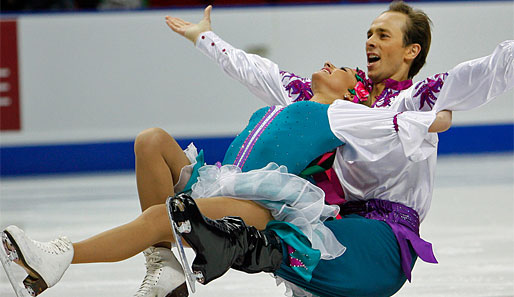 Das Eiskunstlauf-Paar wird von Jelena Kustarowa und Svetlana Alexeewa gecoached