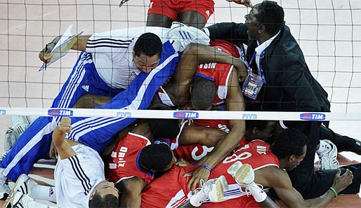 Im menschlichen Knäuel feierte Kubas Volleyball-Team den Einzug ins Finale