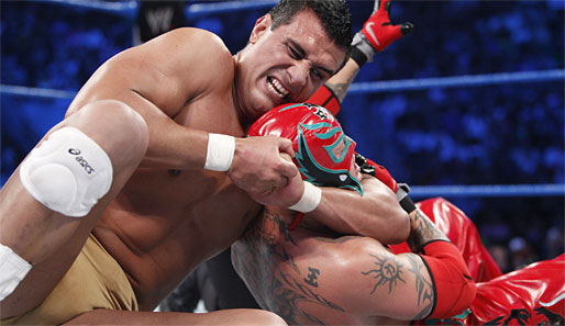 Zwei mexikanische Wrestling-Superstars im Clinch: Alberto Del Rio (l.) und Fanliebling Rey Mysterio