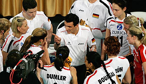 Giovanni Guidetti (M.) und die deutschen Volleyballerinnen kassierten gegen Korea eine Niederlage