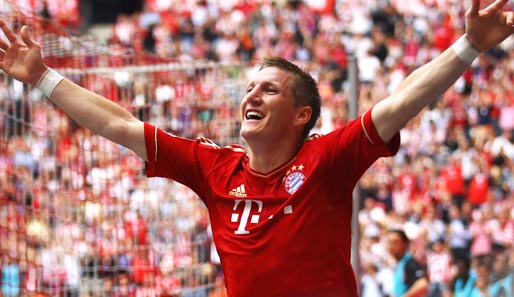 Bastian Schweinsteiger feiert den Sieg im Pechvogel-Voting mit den Fans des FC Bayern