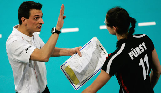 Bundestrainer Giovanni Guidetti (l.) ist mit den Volleyball-Frauen im Viertelfinale der EM