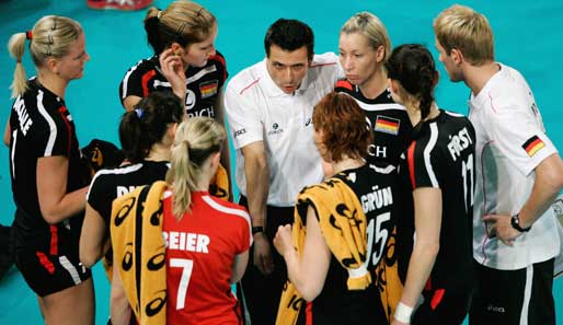 Nationaltrainer Guido Guidetti (M.) steht mit seinen DVV-Frauen im EM-Viertelfinale