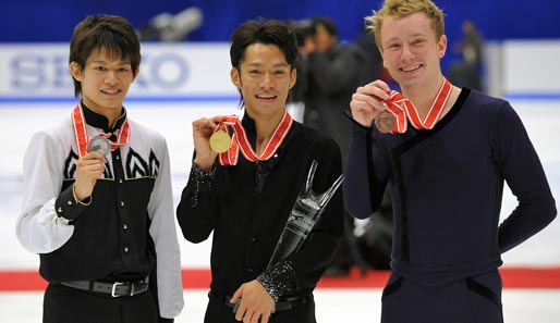 Der Olympiadritte Daisuke Takahashi (M.) sicherte sich den Sieg bei der NHK-Trophy in Sapporo