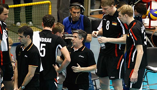Raul Lozano (M.) ist nicht länger Trainer der deutschen Volleyball-Nationalmannschaft