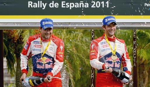 Sebastien Loeb (r.) und sein Beifahrer Daniel Elena (l.) feiern den Titel bei der Spanien-Rallye