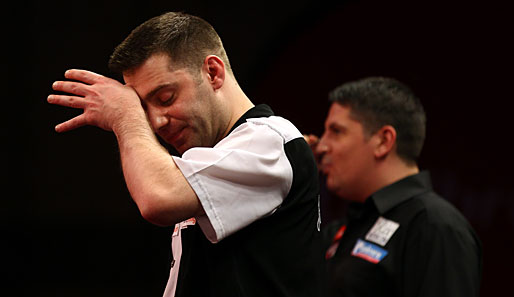Jyhan Artut (l.) scheiterte bei der Darts-WM in London in der ersten Runde