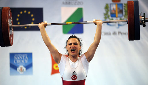 Die türkische Gewichtheberin Nurcan Taylan gewann bei den Olympischen Spielen 2004 Gold