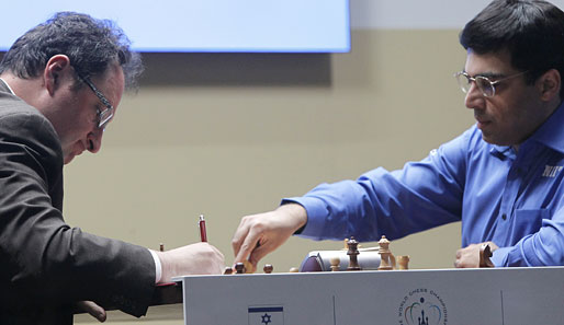 Viswanathan Anand (r.) und Boris Gelfand (l.) kämpfen um den WM-Titel