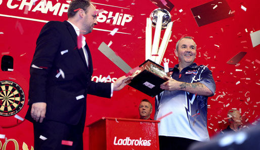 Phil Taylor (r.) gewann im Finale der Darts-WM gegen Michael van Gerwen