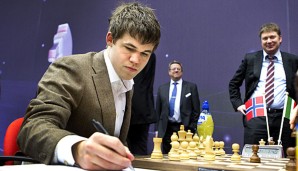 Gegen den Titelverteidiger gab es den ersten Sieg für Magnus Carlsen, den "Mozart des Schach"