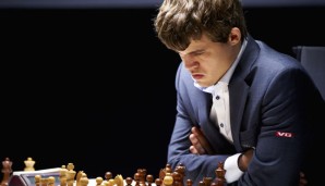 Magnus Carlsen braucht damit nur noch zwei Punkte, um sich die WM-Krone aufzusetzen