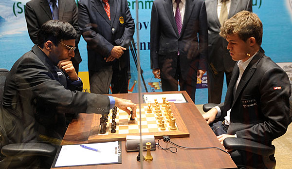 Magnus Carlsen (r.) und Viswanathan Anand spielen zurzeit in Chennai den WM-Titel aus