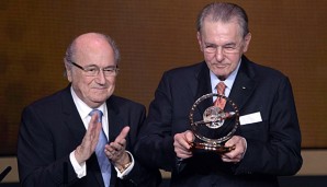 Jacques Rogge wurde von FIFA-Präsident Sepp Blatter höchstpersönlich geehrt
