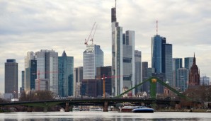 Inmitten der Skyline von Frankfurt hat Christian Riedl für einen neuen Weltrekord gesorgt