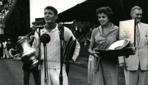 Tony Trabert (16.08.1930 - 03.02.2021) holte fünf Grand-Slam-Titel seinerzeit, Wimbledon 1955 gewann der US-Amerikaner ohne Satzverlust. Außerdem gab er 1953 und 1955 bei den US National Championships - später US Open - ohne einen Satz abzugeben.
