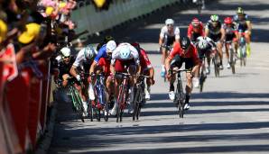 JULI: Apropos Skandale: Weltmeister Peter Sagan fährt im Zielsprint der vierten Tour-de-France-Etappe eine brutale Attacke und wird von der restlichen Rundfahrt ausgeschlossen