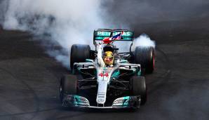 OKTOBER: Lewis Hamilton schnappt sich 2017 nicht nur Michael Schumachers Pole-Rekord, sondern ist zum vierten Mal nach 2008, 2014 und 2015 Formel-1-Weltmeister. Den Titel macht der Mercedes-Pilot dank einer formidablen zweiten Saisonhälfte perfekt
