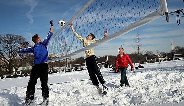 In Winterberg finden die ersten deutschen Meisterschaften im Snow-Volleyball statt.