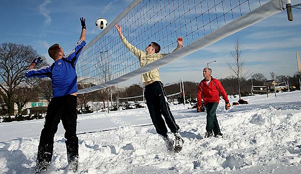 In Winterberg fanden die ersten deutschen Meisterschaften im Snow-Volleyball statt.