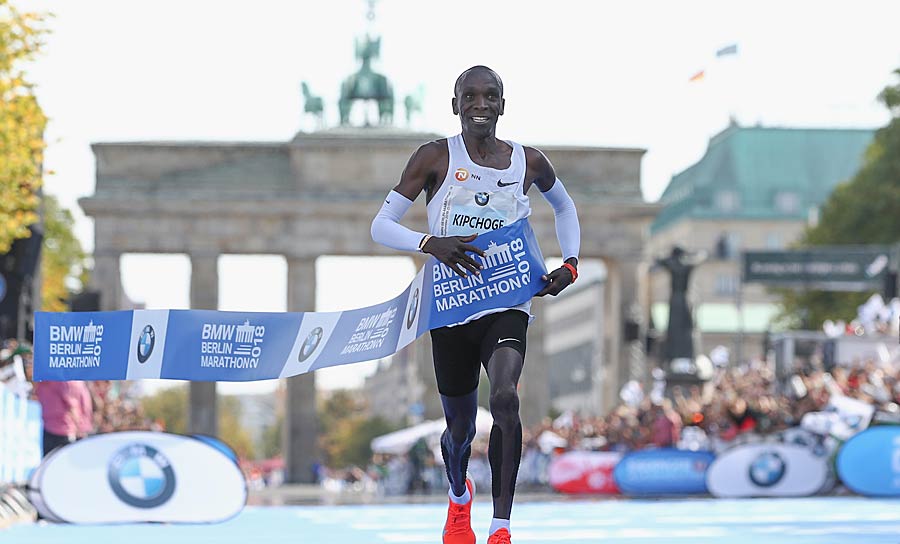 Der Kenianer Eliud Kopchoge stellt beim Marathon in Berlin mit 2:01:39 einen neuen Weltrekord auf. Kipchoge lief die 42,195 Kilometer 78 Sekunden schneller als sein Landsmann Dennis Kimetto, der den Rekord 2014 ebenfalls in Berlin aufgestellt hatte.
