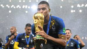 JULI: Während Fußball-Deutschland trauert, wird in Frankreich gejubelt: Im Finale gegen Kroatien (4:2) krönt sich die französische Equipe Tricolore mit Youngster Kylian Mbappe zum neuen Fußball-Weltmeister.