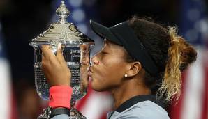 SEPTEMBER: Naomi Osaka gewinnt völlig überraschend bei den US-Open als erste Japanerin einen Grand-Slam-Titel. Die 20-Jährige setzt sich im Finale gegen Serena Williams 6:2, 6:4 durch. Bei den Männer macht erneut Novak Djokovic das Rennen.