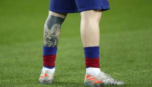 LIONEL MESSI: Über viele Jahre trug Messi die Nummer 10 auf seinem linken Bein, ehe er diesem überdrüssig wurde und neue Elemente wie die Hände seines Sohnes Thiago, einen Ball, Dolche etc. hinzufügte. Heute überdeckt die schwarze Farbe diese großteils.