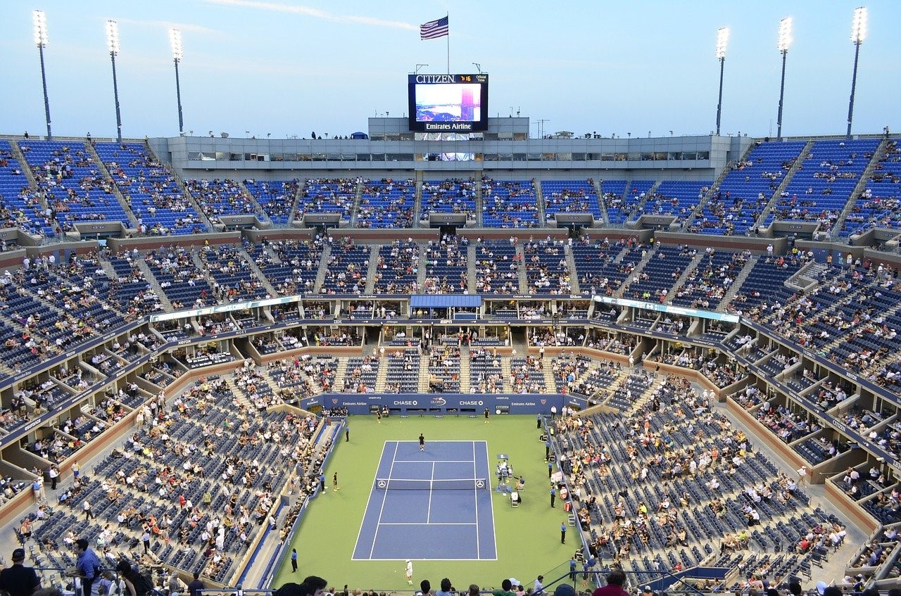Auch die jährlich stattfindende US-Open gehört zu den weltweit beliebtesten Sportturnieren. Sie wird im USTA Billie Jean King National Tennis Center ausgetragen.
