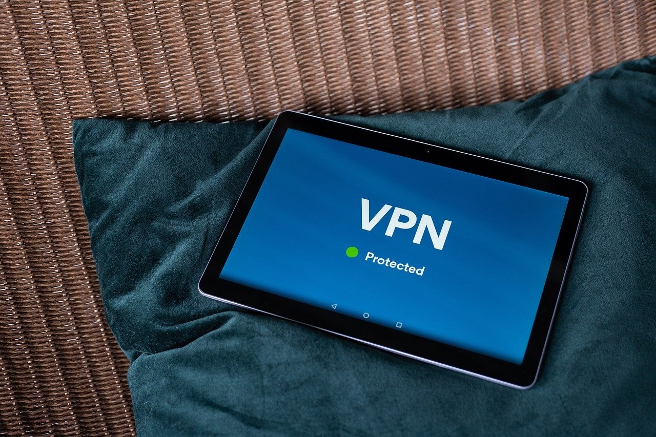 Sollte der Fernseher keine VPN-Anwendung installieren können, lässt sich die virtuelle Verbindung vom PC mit einem LAN-Kabel auf den Smart-TV übertragen.