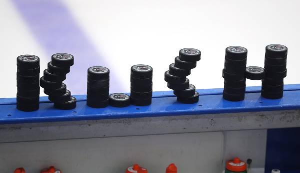 Eishockeyspieler Andrei Denyskin ist nach einer rassistischen Geste in seiner Heimat Ukraine für 13 Spiele gesperrt worden.