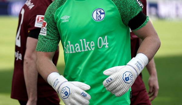 Die Schalker Spieler liefen bei der Partie in Karlsruhe ohne Ex-Trikotsponsor Gazprom auf.