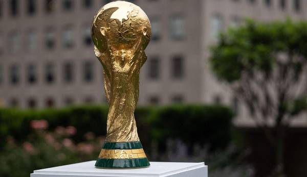 Der Fußball-Weltmeister bekommt die FIFA World Cup Winners' Trophy überreicht.
