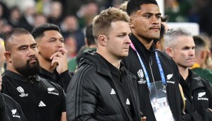 Sam Kane (M.), Neuseeland Kapitän, sah im WM-Finale in Paris die Rote Karte.
