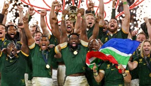 Südafrikas Kapitän Siya Kolisi stemmt den Webb-Ellis-Cup in die Höhe.