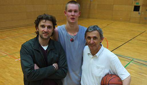 Robin Benzing (M.) mit seinem Berater Marko Pesic (l.) und Mentor Svetislav Pesic
