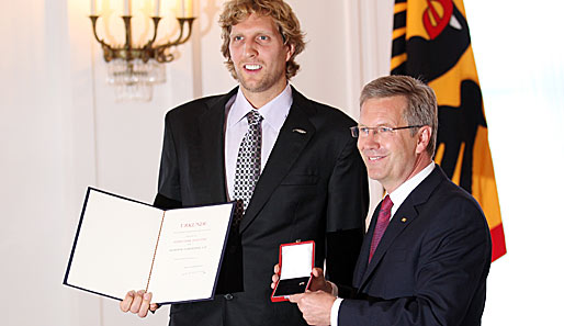 Bundespräsident Christian Wulff zeichnete Dirk Nowitzki mit dem Silbernen Lorbeerblatt aus